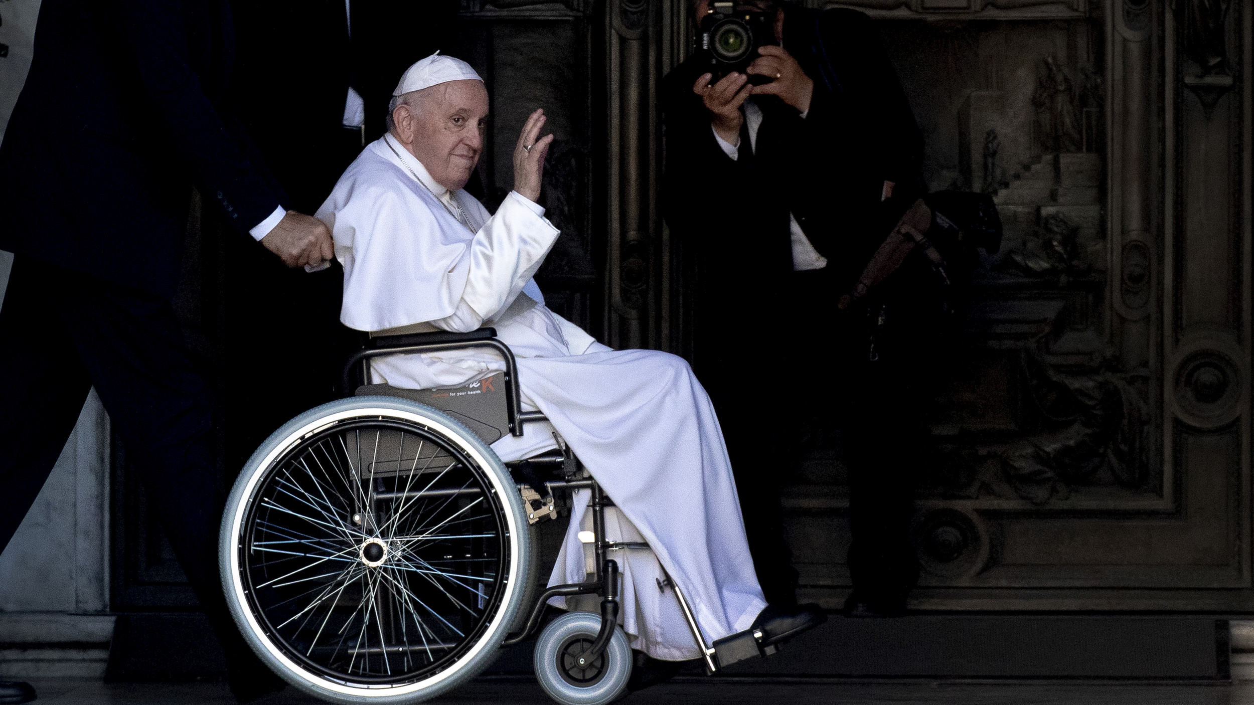 Three Living Popes? Francis Create 'Worst-Case Scenario'
