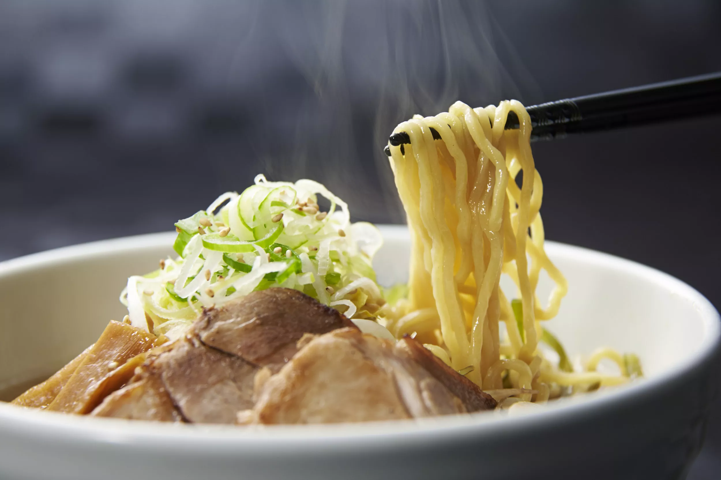 Man's 'Expert' Way of Eating Ramen Leaves Internet Baffled - Vimarsana News