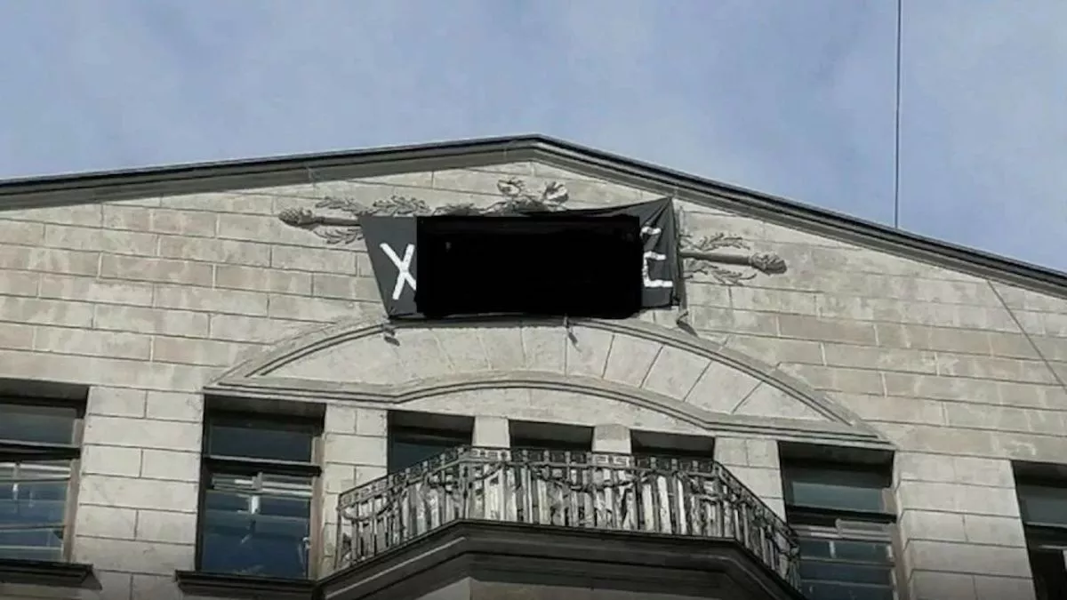 Two Men Arrested for Hanging 'F**k the War' Banner From Russian Balcony - Vimarsana News