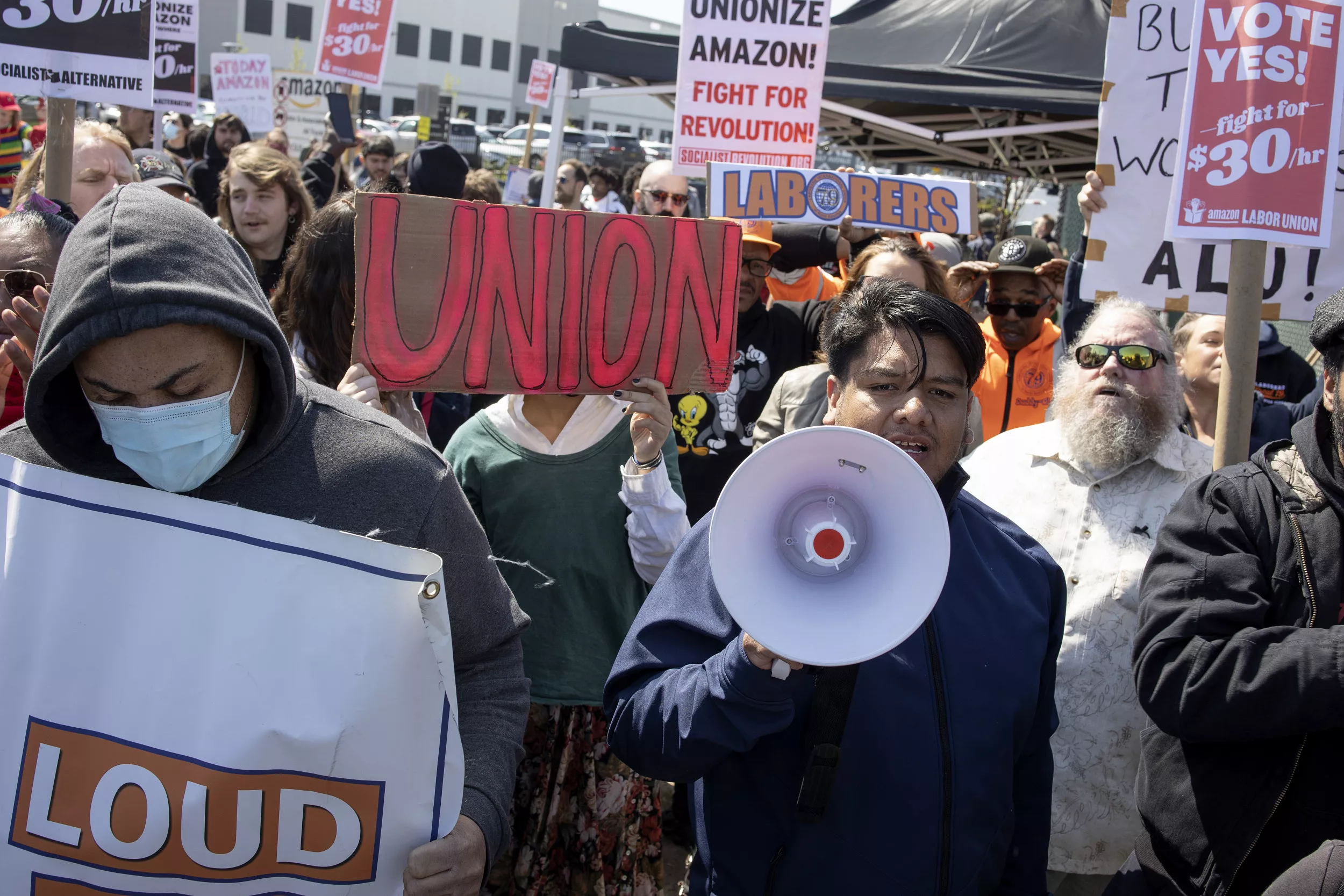 Amazon Union Alleges 'Retaliation' Firing; Company Says He 'Slapped' Woman - Vimarsana News