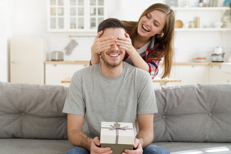 Kvinde overrasker sin mand med en gave