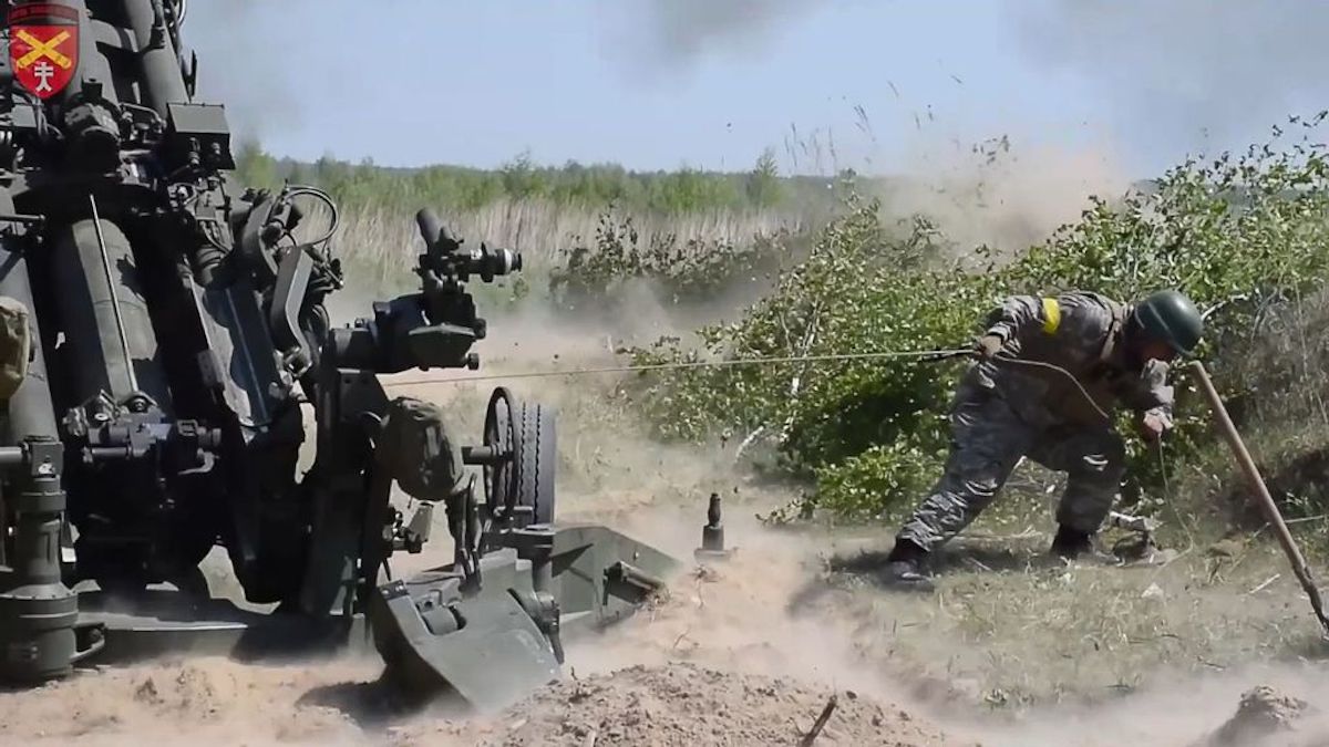 Watch: Ukrainian Artillery Strikes Leave Russian Vehicles Mangled Wrecks