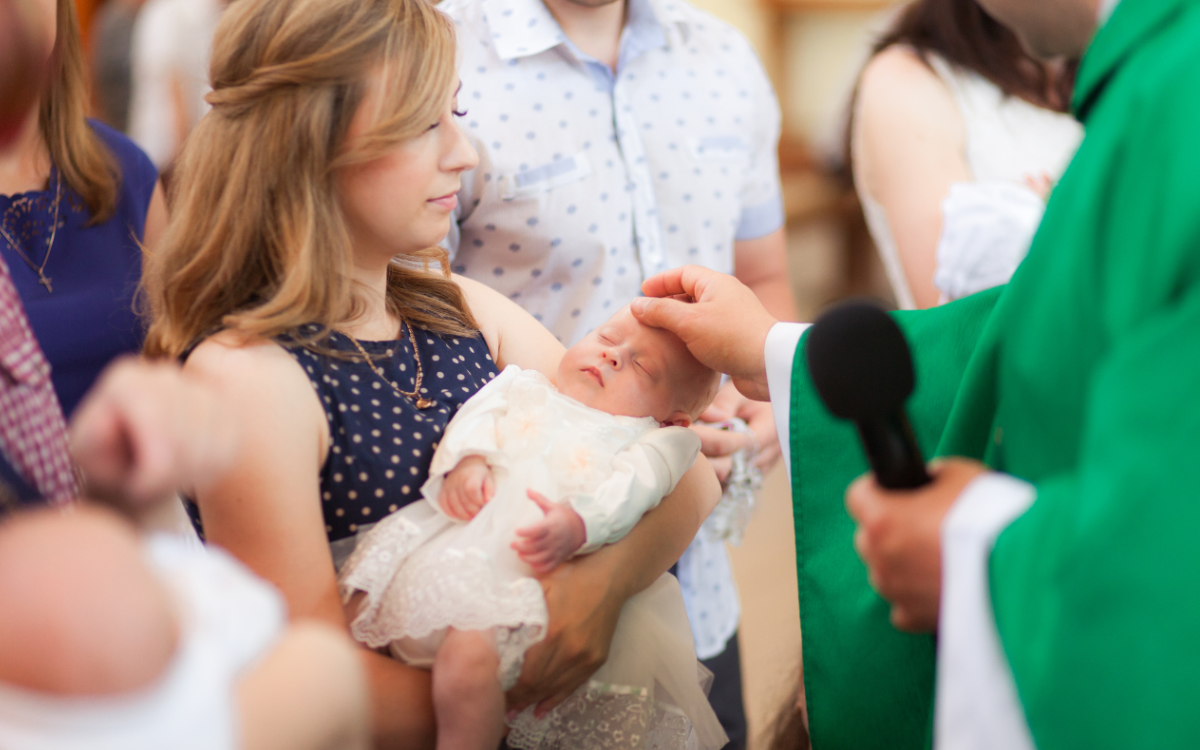 Une mère insistant sur le baptême des enfants contre les souhaits d’un père athée suscite un débat