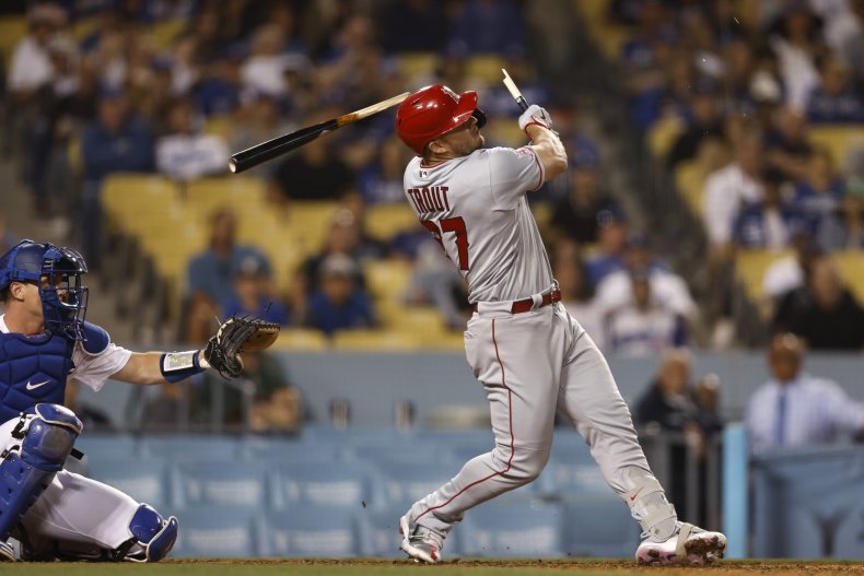 Verter Justicia pescado Mike Trout's Broken Bat Hits Umpire in the Face in Shocking Video