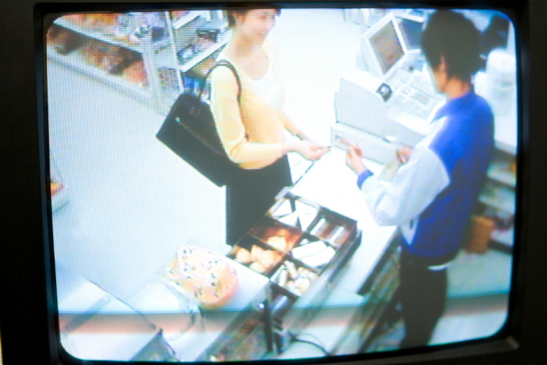 Footage shows how easily tourist's bag snatched