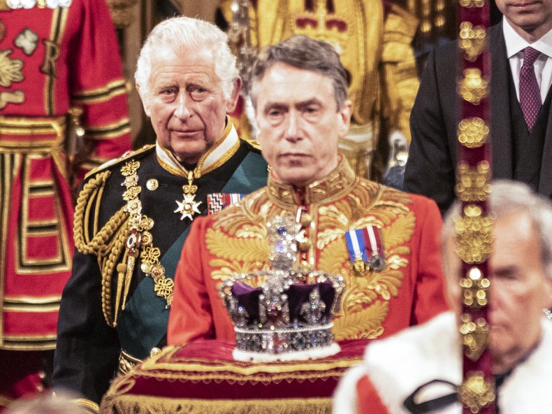 Príncipe Carlos con corona