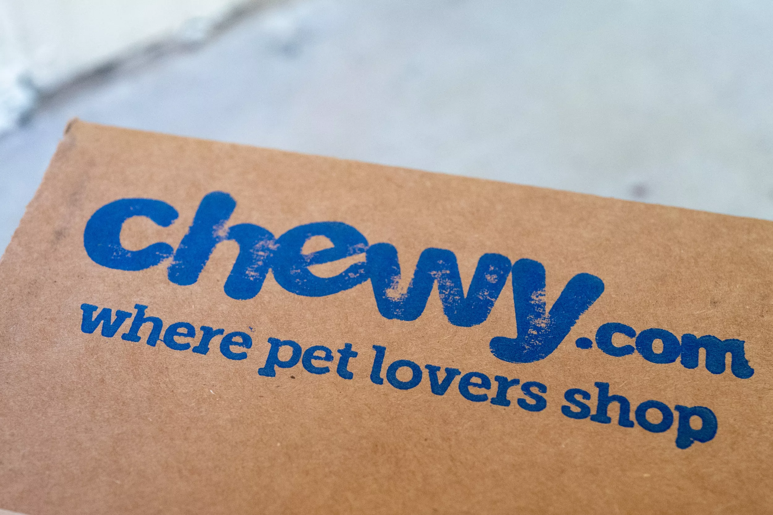 After a Woman's Dog Died, Pet Company Chewy Sent Her Flowers and a Card - Vimarsana News