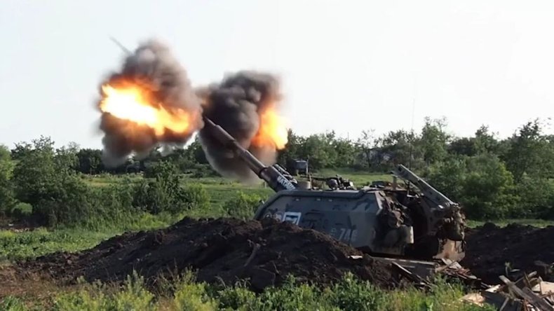 Russian Msta-S fires on Ukraine
