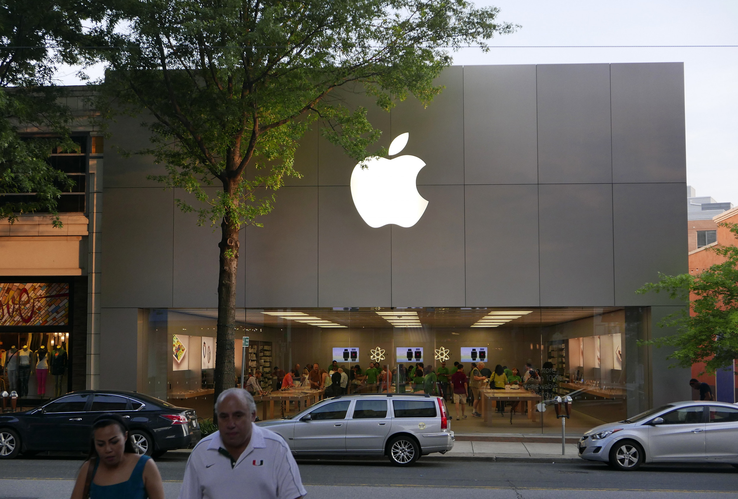 Apple Workers Celebrate After Voting to Unionize at Maryland Store