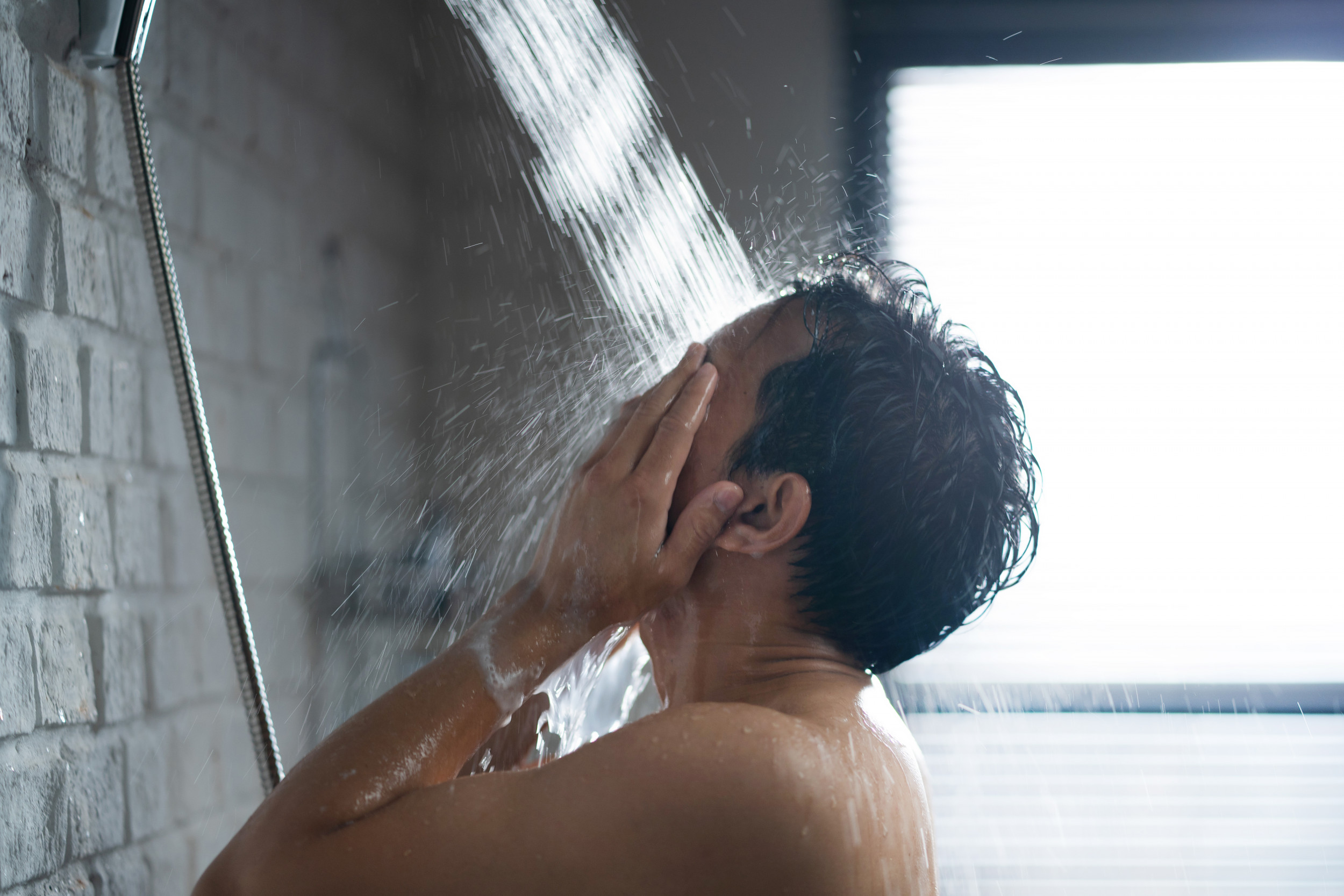 Wake Up Earlier': Roommate Slammed Online Over Shower Routine