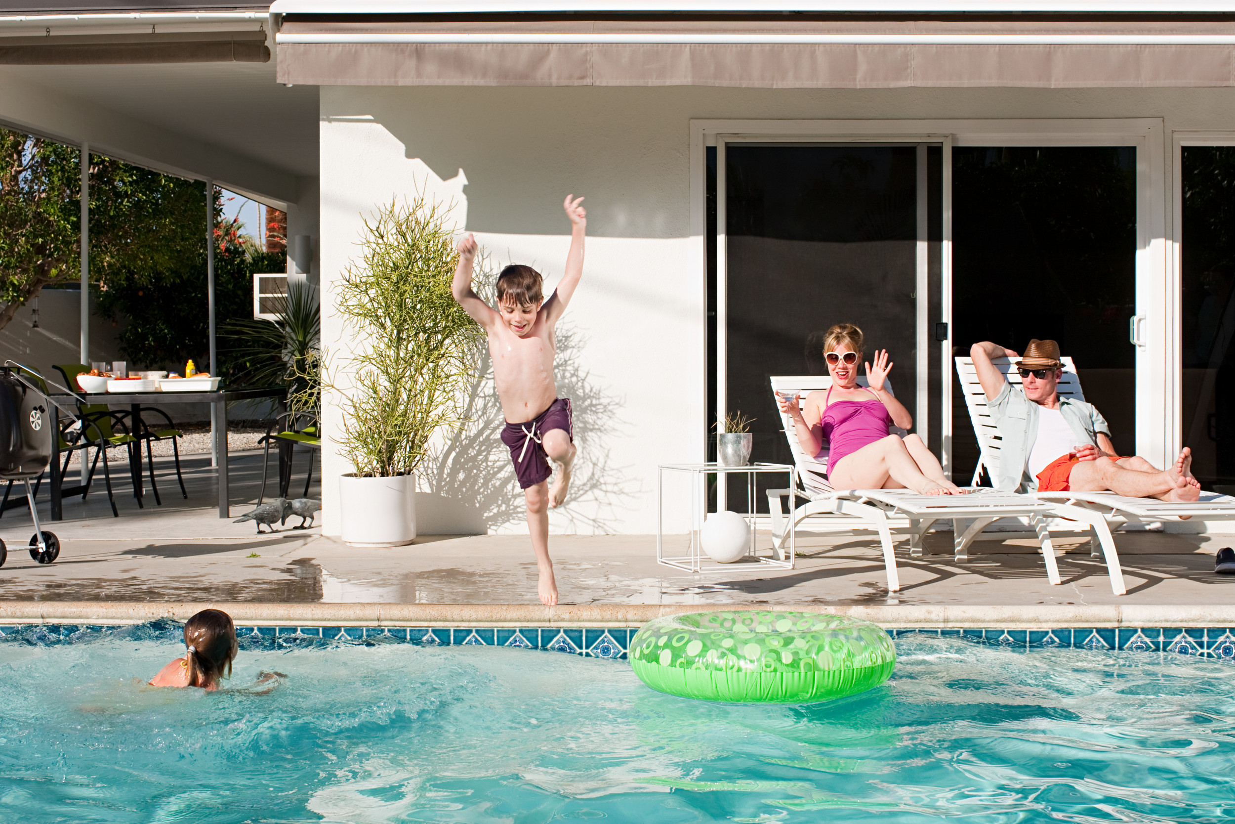 Irresponsible Mom Slammed For Leaving Four Year Old Alone In Pool