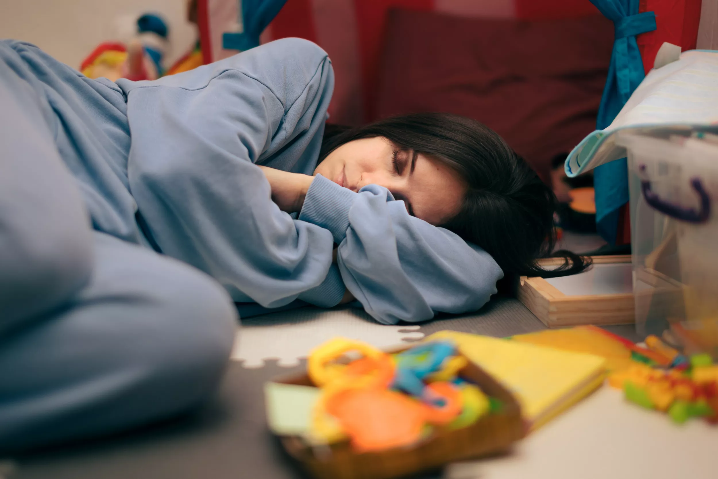 Internet Split Over Babysitter Who Fell Asleep on the Job: 'Not a Big Deal' - Vimarsana News