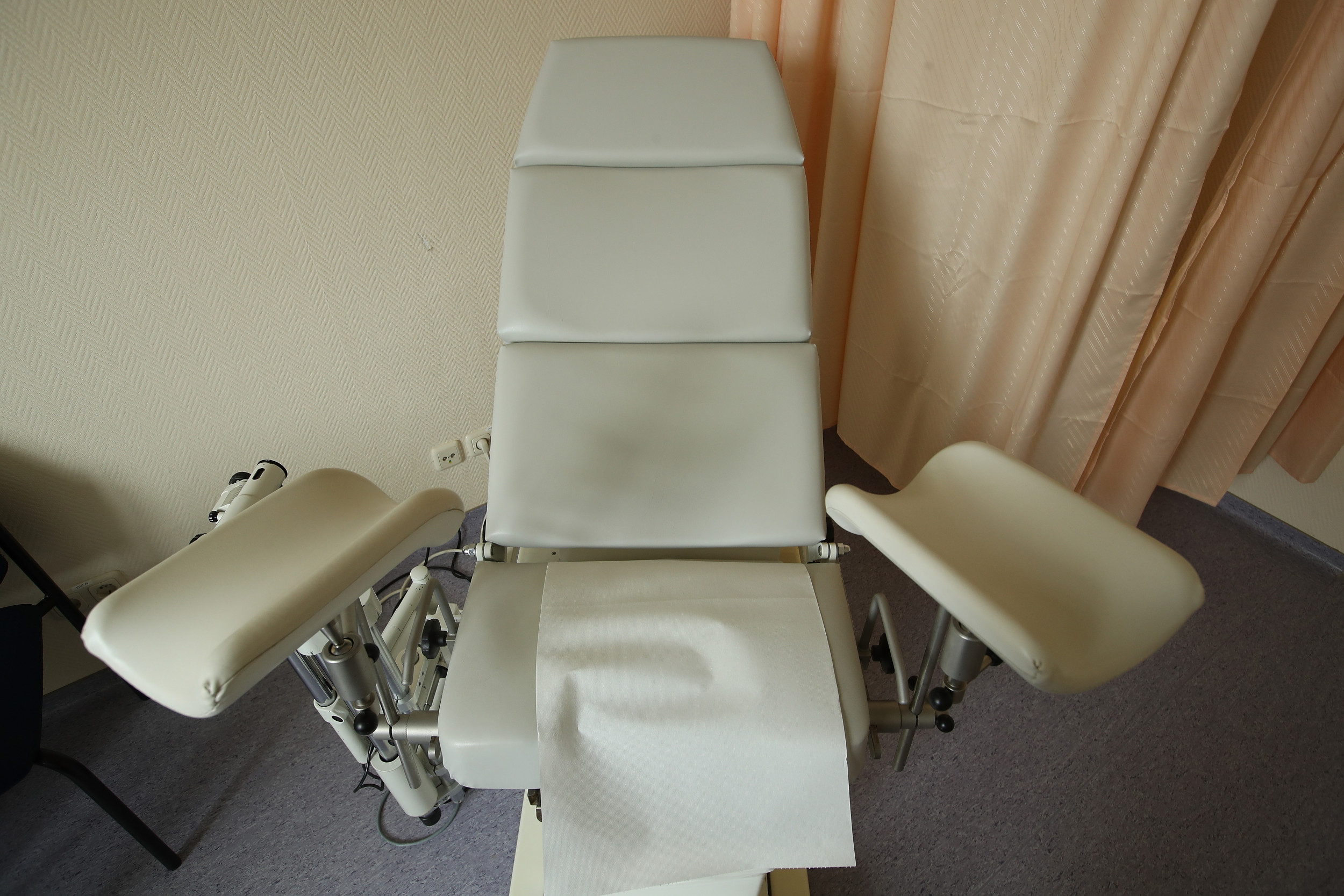 массаж на кресле гинеколога