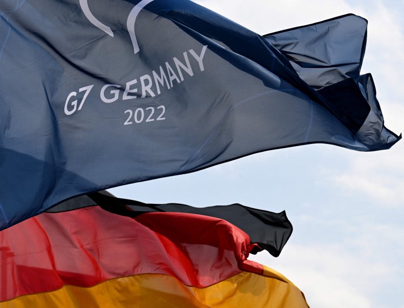 Eine deutsche Nationalflagge und G7-Flagge 