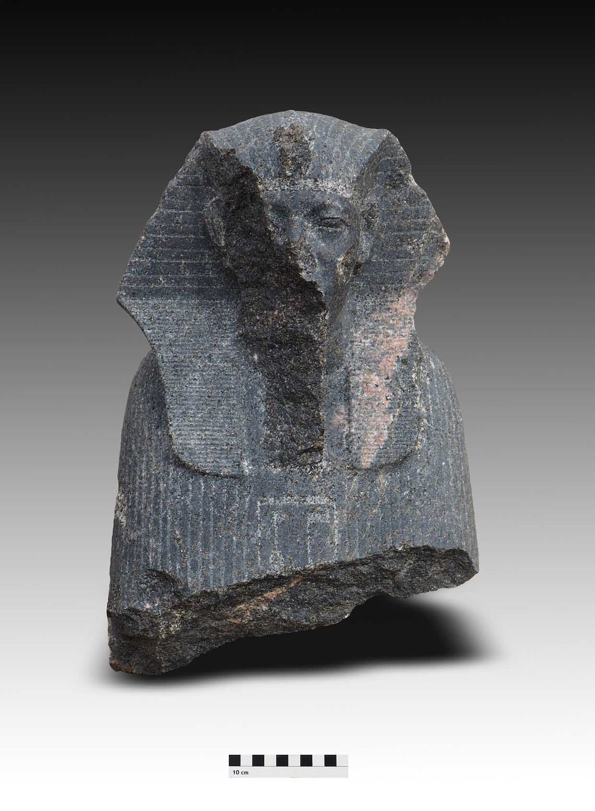 ملاذ مصري قديم ، تم العثور على أجزاء من تمثال في المدينة التي تضم إبرة كليوباترا