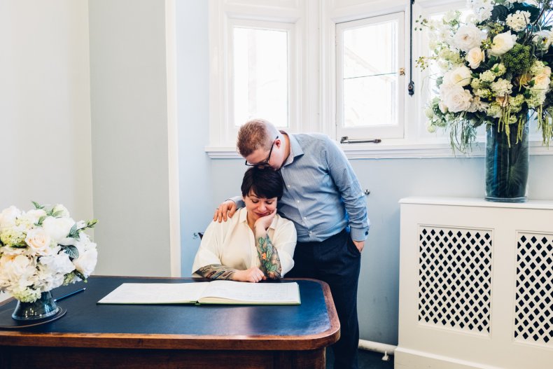 یک زوج متاهل در دفتر ثبت ازدواج. 