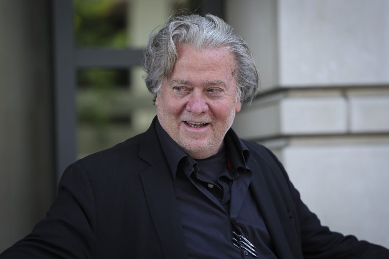 Steve Bannon leaves court