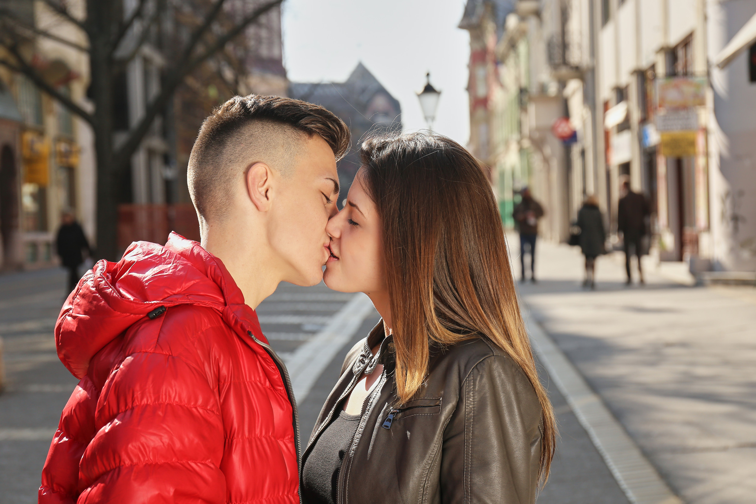 National Kissing Day: How to go in for the first kiss