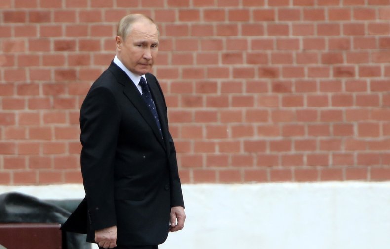 Vladimir Poetin loopt buiten het Kremlin 