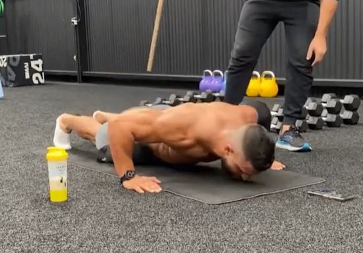Mechanic Smashes World Record For Most Pushups In Hour Trendradars Uk