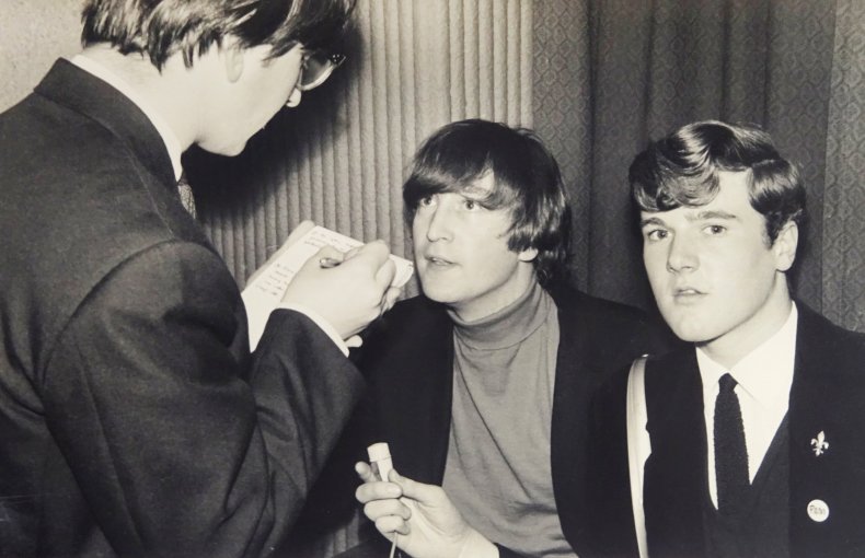 Die Beatles mit Reporter