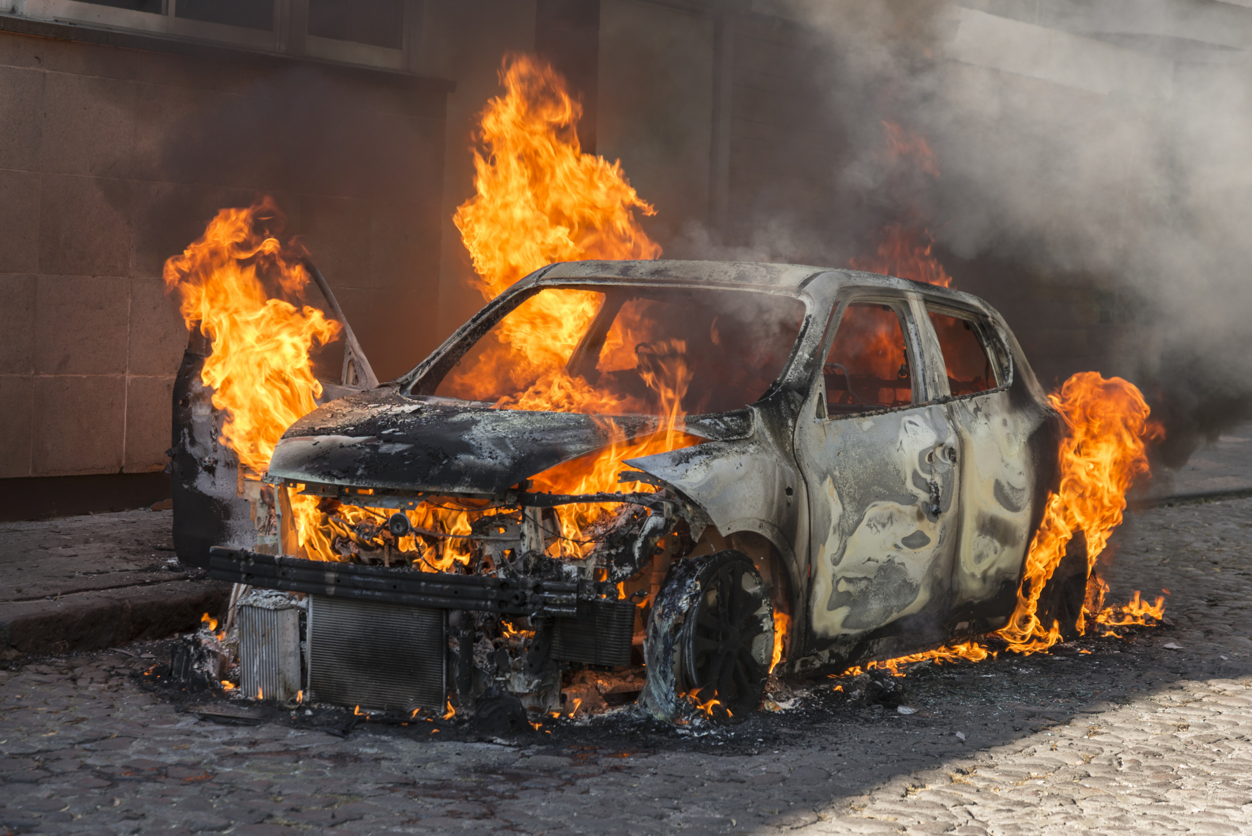 Arsonist Firebombs Cars With Molotov Cocktails in Frightening Video