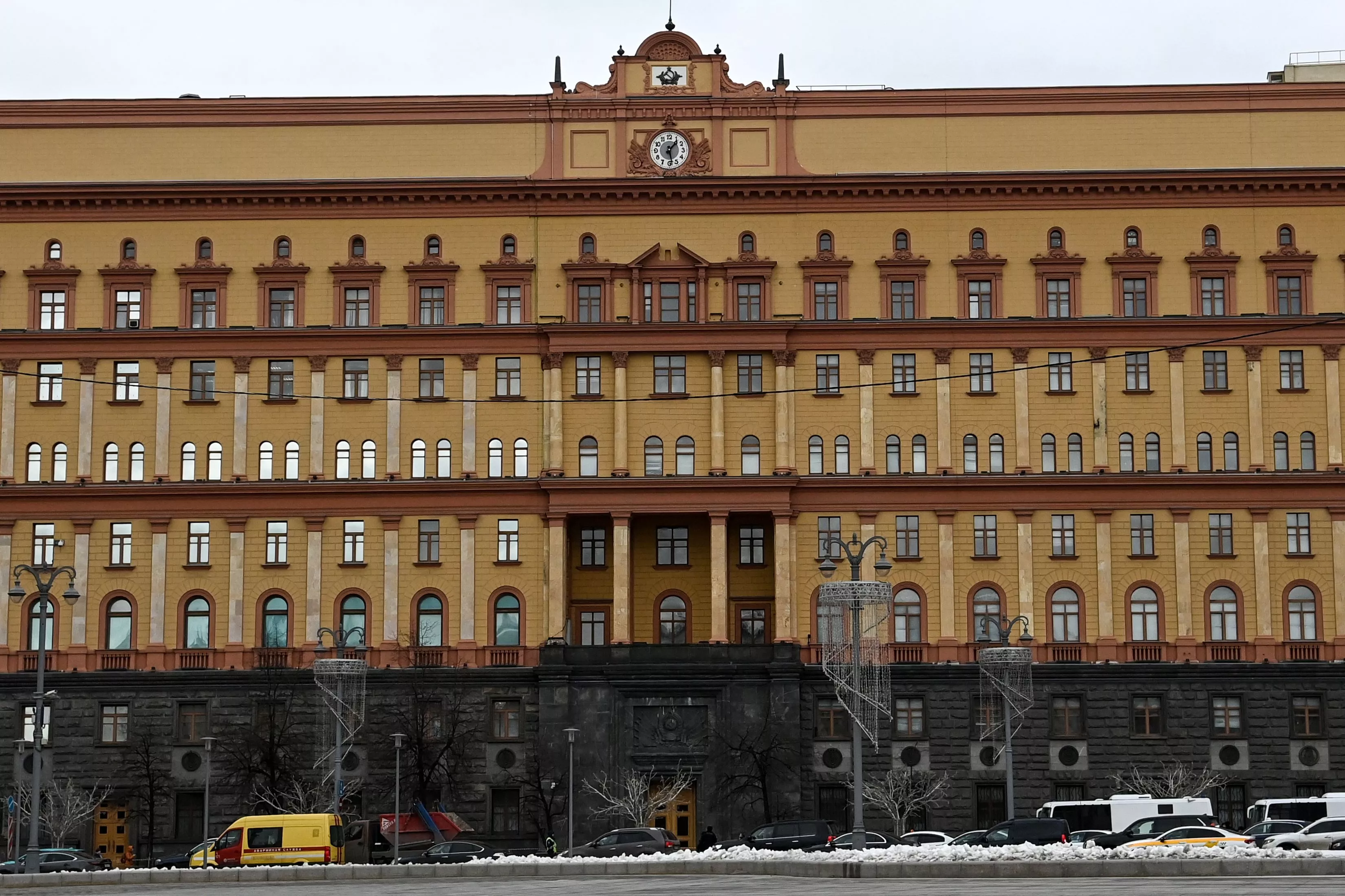 Russia Dissent Rises as Man Tries To Set Government Building on Fire - Vimarsana News