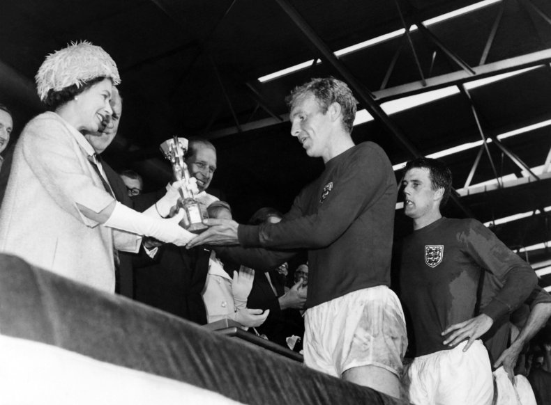 Queen Zeigt Ihren Bissigen Sinn Für Humor In Wieder Aufgetauchtem Fußballclip 3 Queen Elizabeth Ii Weltmeisterschaft 1966