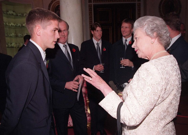 Queen Zeigt Ihren Bissigen Sinn Für Humor In Wieder Aufgetauchtem Fußballclip 2 Queen Elizabeth 1998 England Fußballmannschaft