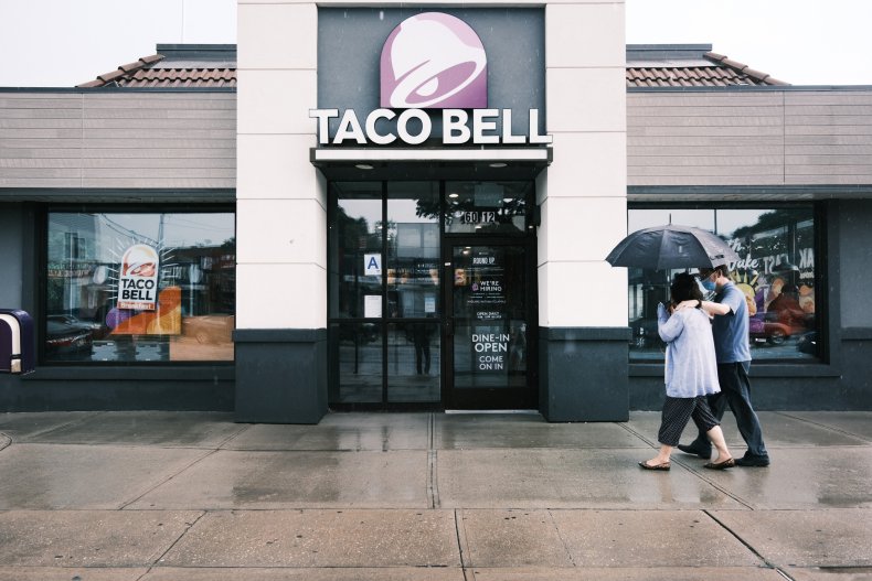 A picture of a Taco Bell restaurant