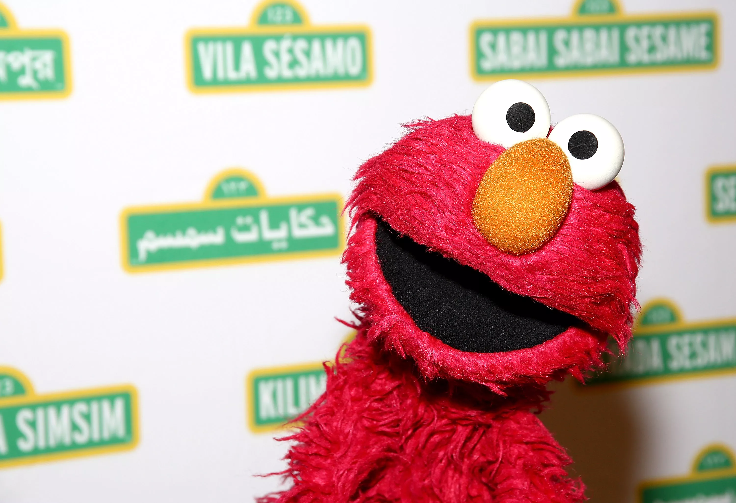 Julia Louis-Dreyfus Curses in Front of Elmo in Hilarious Resurfaced Clip - Vimarsana News