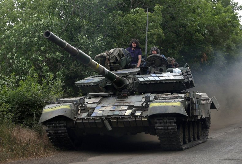 Ukrainan soldiers operate a tank
