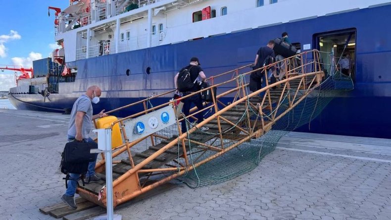 Polarstern leaves port at Bremerhaven for Arctic