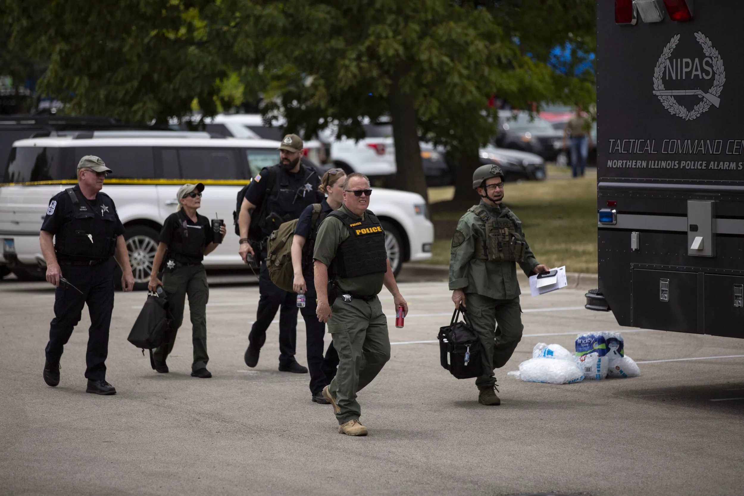 Highland Park Hospitals Bring in Over a Dozen Doctors Amid Parade Shooting - Vimarsana News