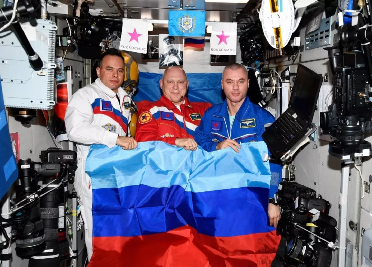 Russian Cosmonauts on ISS Pose With Luhansk Flag, Congratulate Troops - Vimarsana News