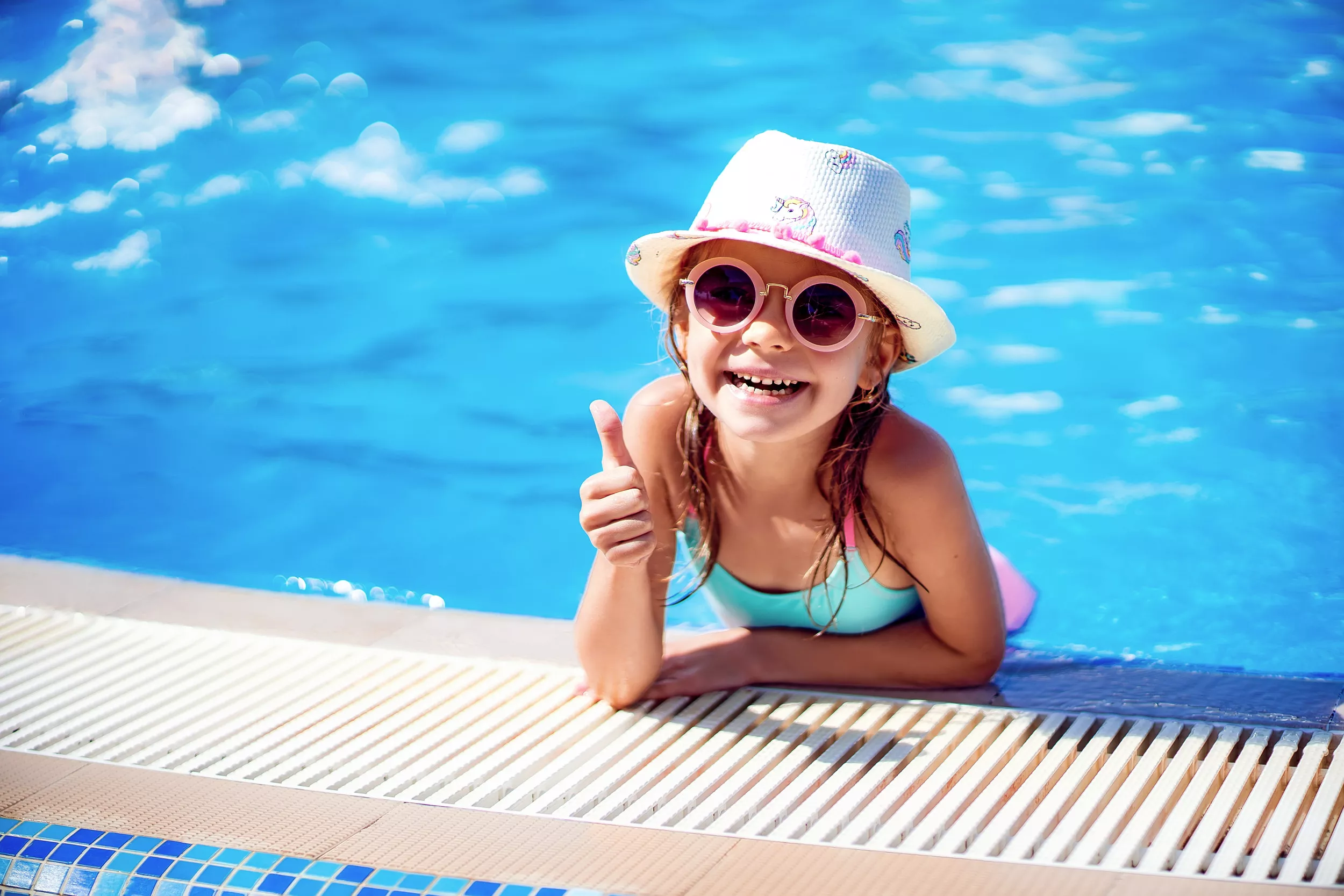 'Just Go In The Pool': Man's Apartment Complex Pool Story Shocks Internet - Vimarsana News