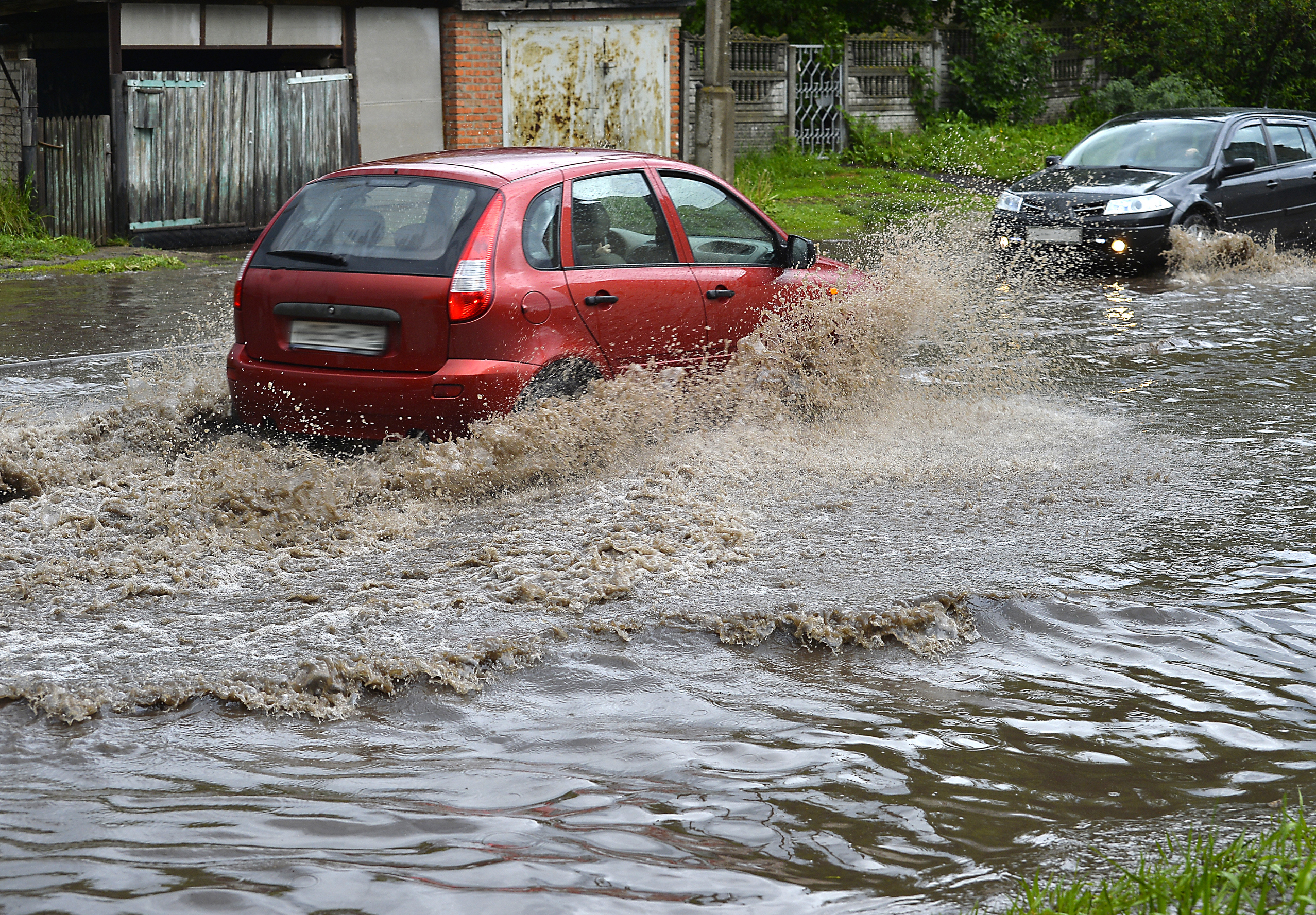 Безумные дожди. Наводнения. Сильный дождь машины. Машина в сильный д дождь. Наводнение машины.