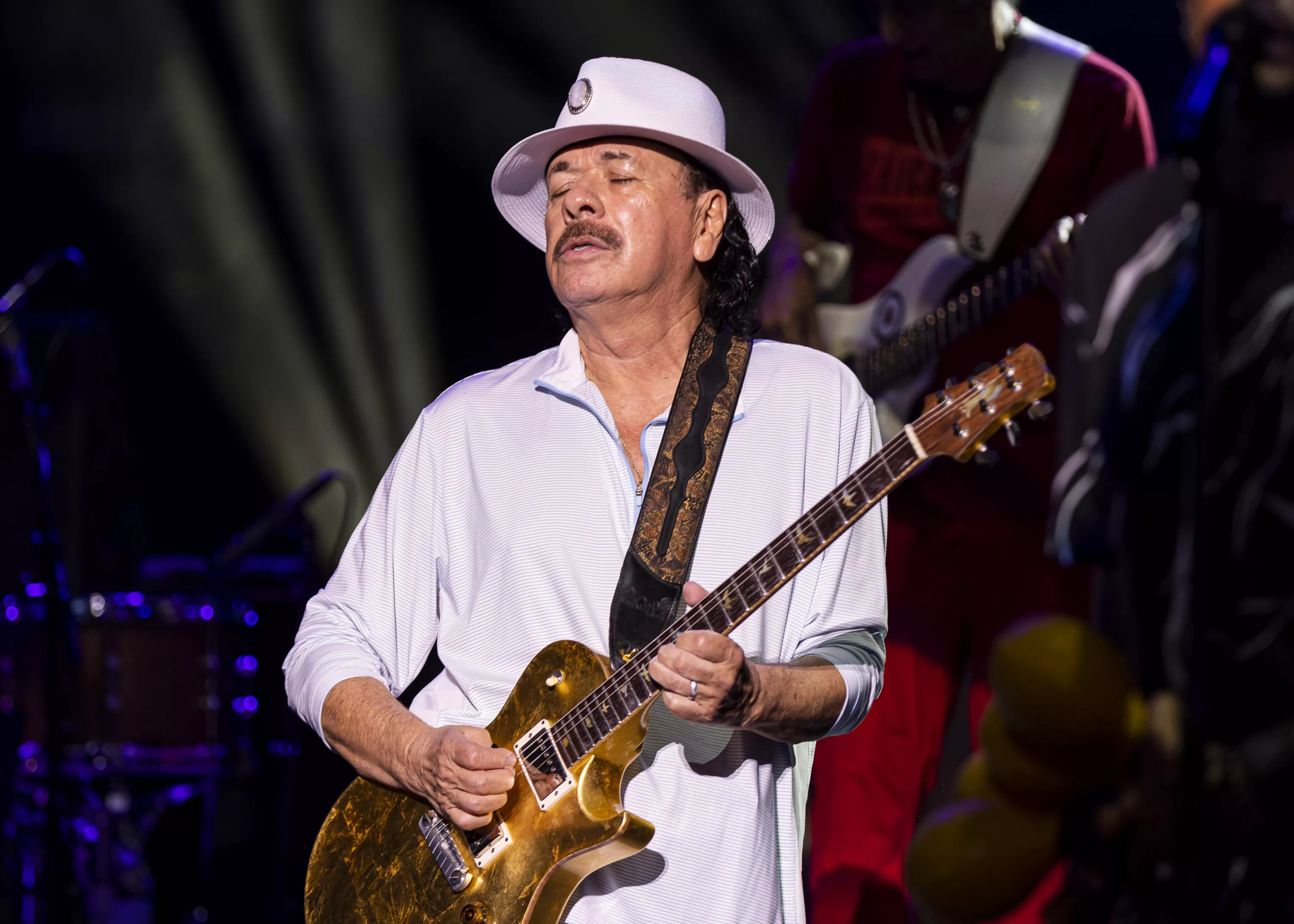Carlos Santana Collapses Onstage at Detroit Show, Rushed to Hospital - Vimarsana News