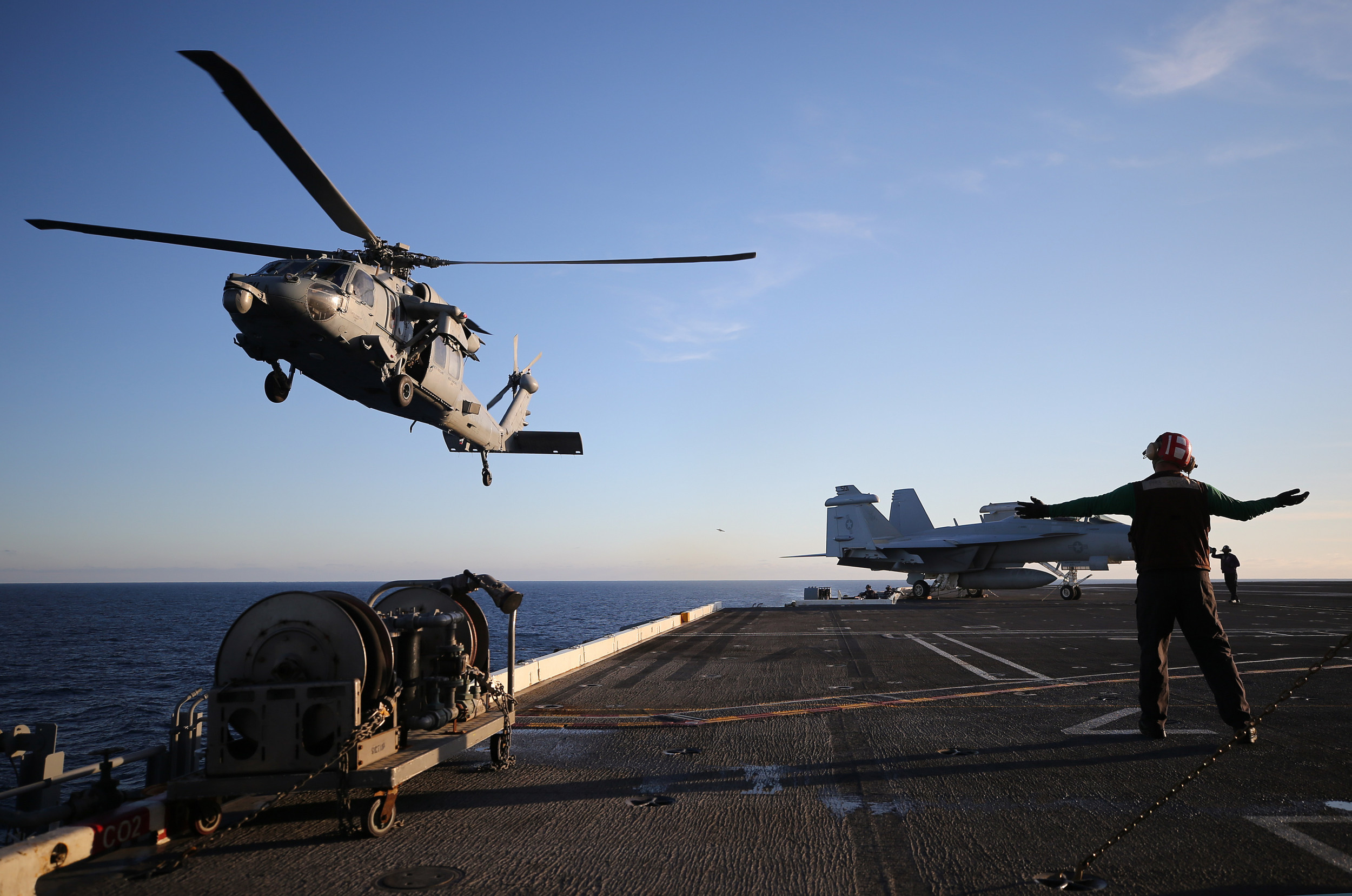 Une panne d’hélicoptère laisse tomber des missiles américains dans l’océan, incite la marine à rechercher