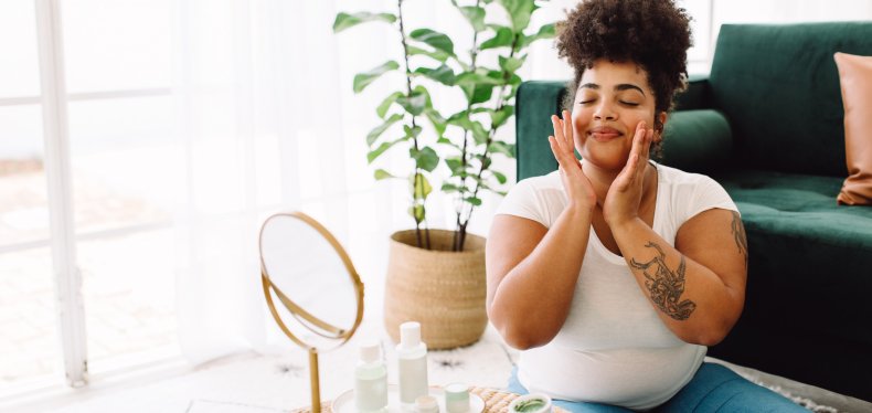 Mujer aplicando productos para el cuidado de la piel