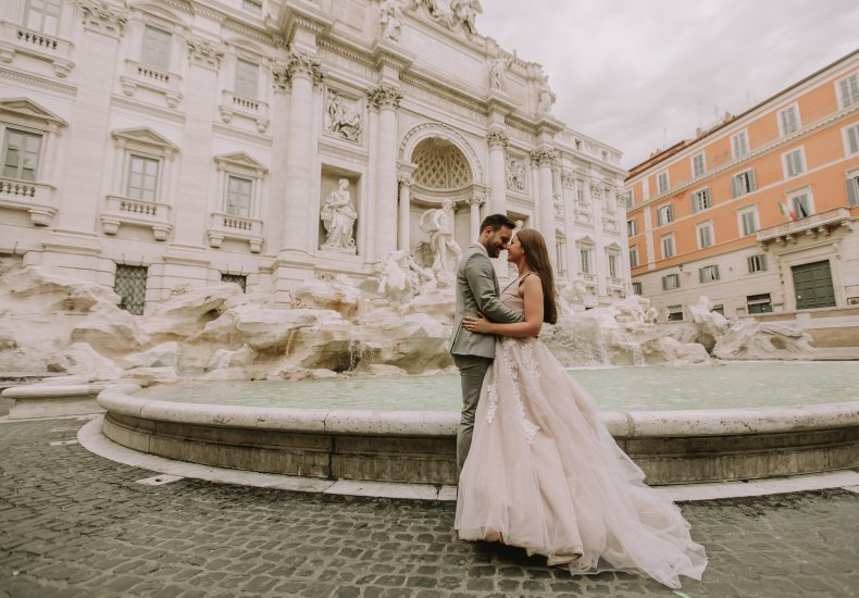 Newlyweds in Trevi Fountain