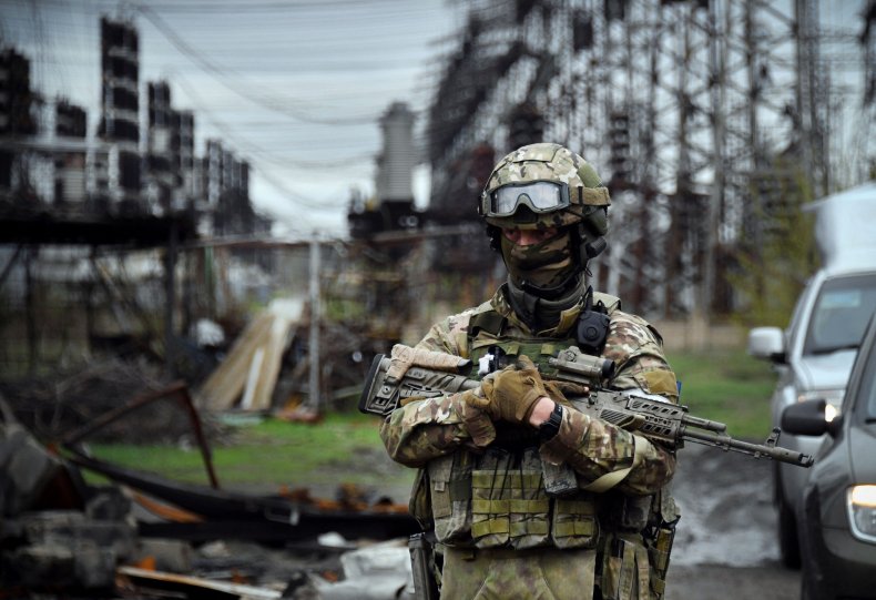 Người lính Nga đứng gác ở Luhansk