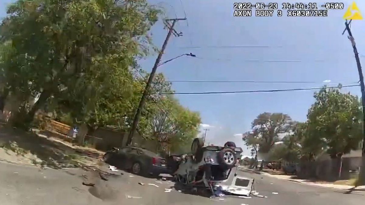 Watch Cops Pull Woman From Burning Vehicle Newsweek 7126