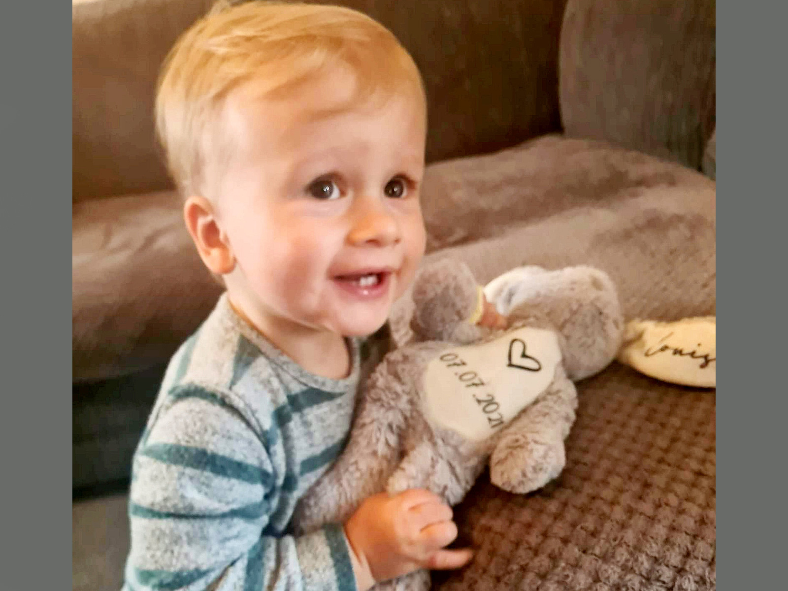 baby-reunited-with-toy-bunny-after-flight-crew-put-out-social-media-search