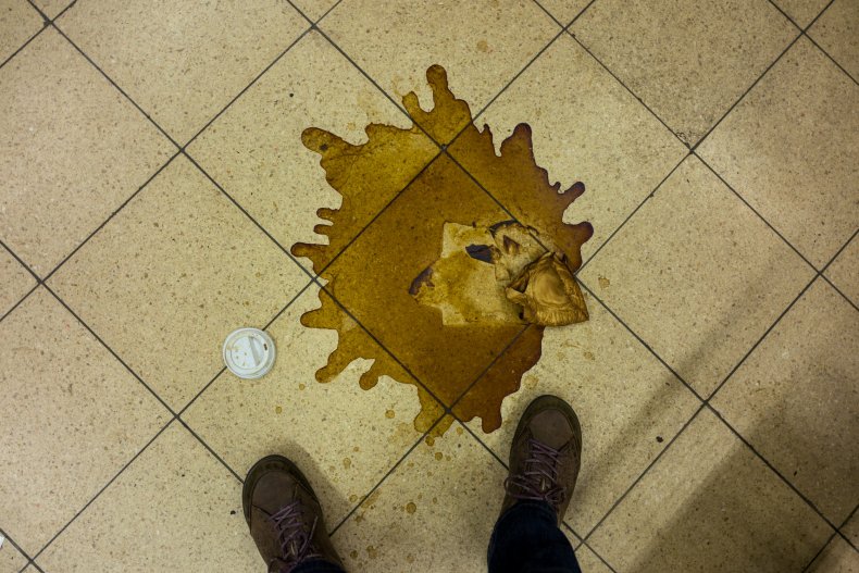 Kaffe på gulvet