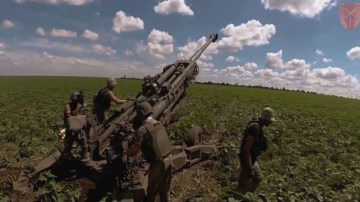 Watch: Ukrainian Troops Shell Russian Targets With British M777 Howitzers