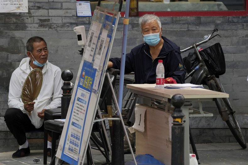 China COVID men mask testing