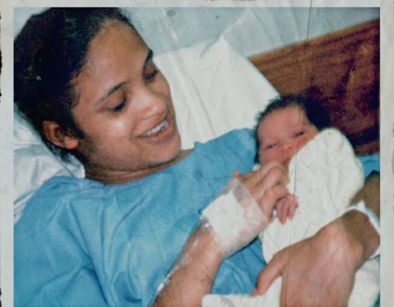 "J'ai découvert que ma meilleure amie du lycée était ma sœur disparue" 2 Céleste Infirmière avec bébé Zephany