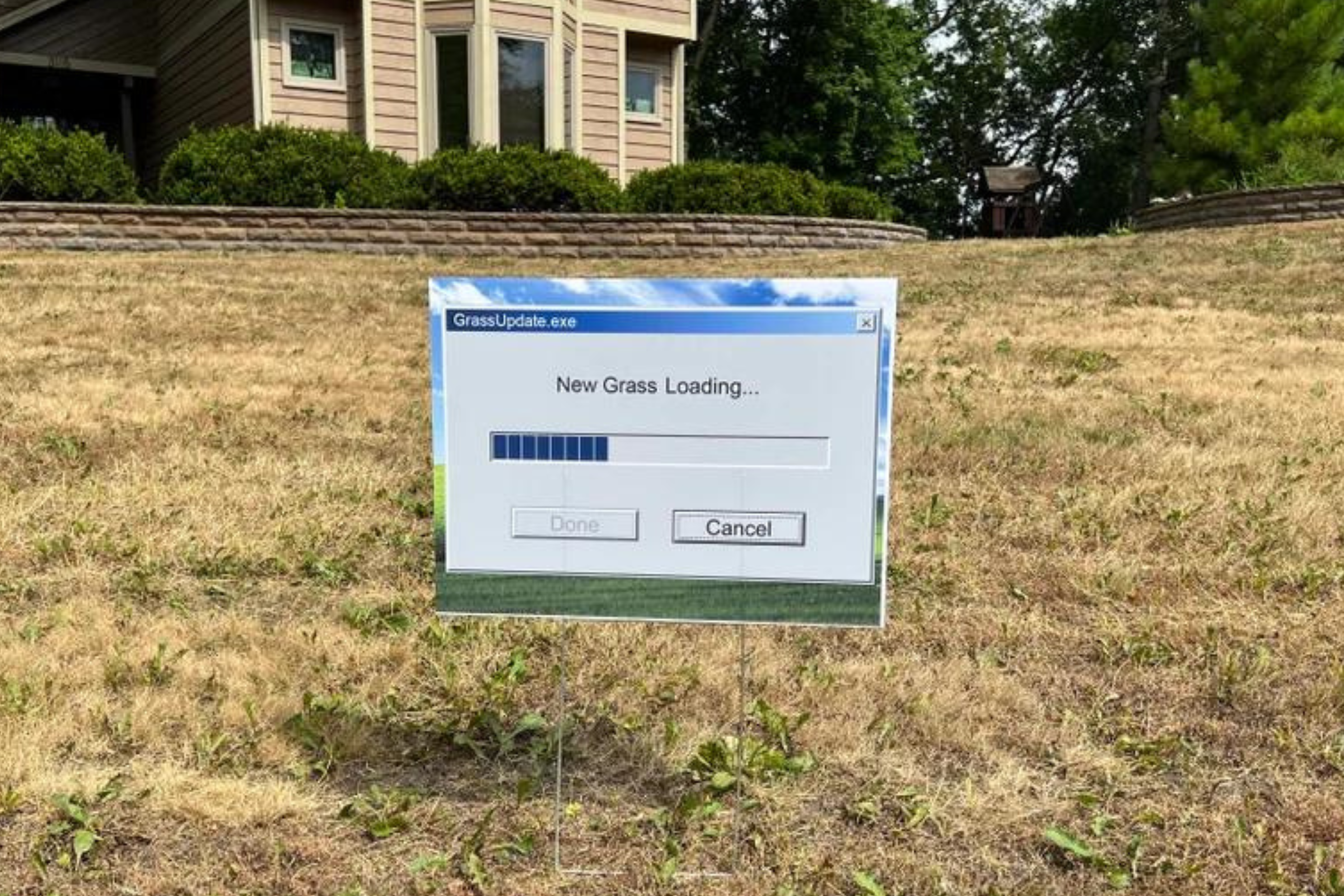 Creative Wife Makes Hilarious Sign for Neighbors While Husband Redoes Lawn Creative Wife Makes Hilarious Sign for Neighbors While Husband Redoes Lawn