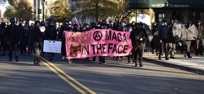 Le 6 janvier a suivi des années de violence politique. Le comité devrait également enquêter sur la violence de gauche 3 Coup de poing MAGA au visage